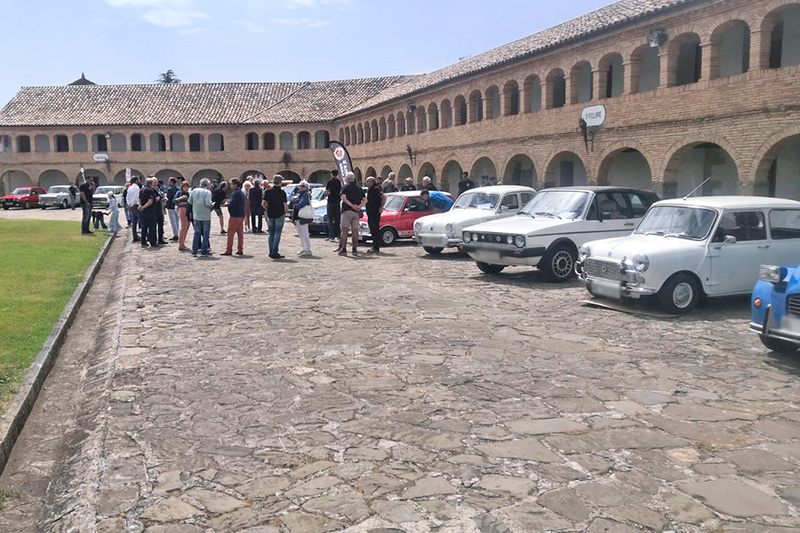 Una concentración de coches clásicos llena de color el castillo